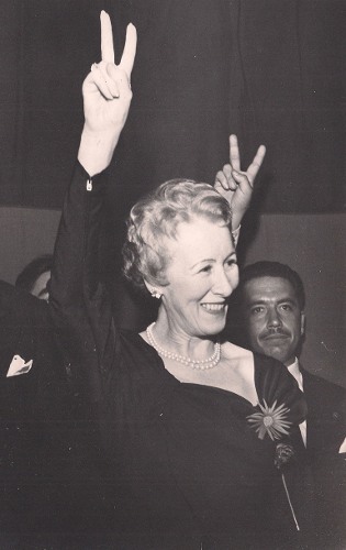 Lorencita Villegas de Santos en el banquete de desagravio ofrecido a Eduardo Santos Montejo, septiembre de 1955. Colección particular.